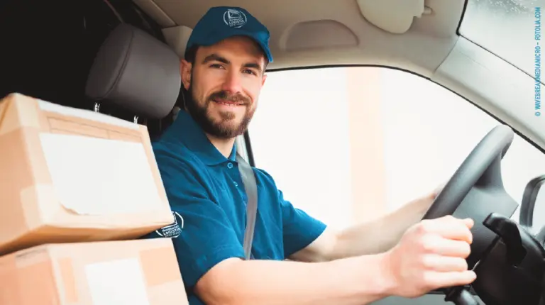 junger-Tagzusteller-im-Auto